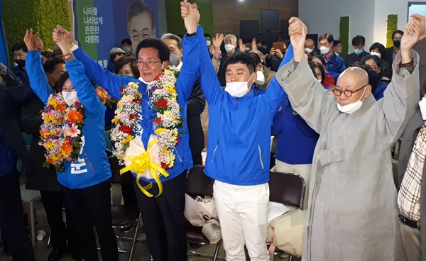 ▲ 정정순 당선자가 지지자들로부터 꽃다발을 목에 걸고 만세를 부르고 있다.ⓒ정정순 후보 사무소