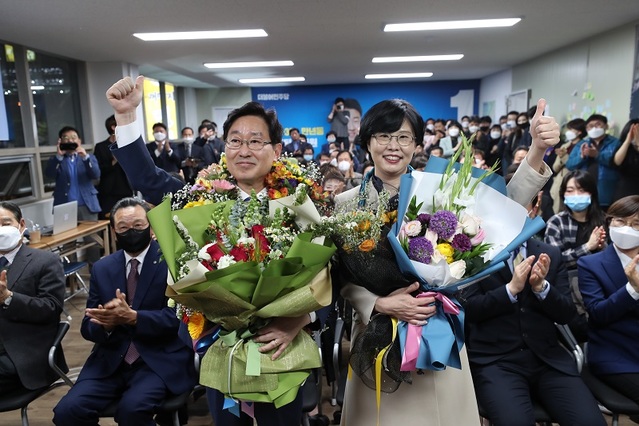 ▲ 3선 도전에 성공한 박범계 당선자가 선거사무실에서 부인과 함께 꽃다발을 목에 걸고 지지자들로부터 축하 인사를 받고 있다.ⓒ박범계 당선자 사무실