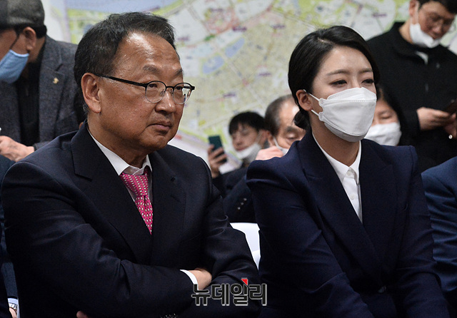 ▲ 배현진 미래통합당 서울 송파구을 후보와 지지 방문한 유일호 전 경제부총리가 16일 새벽(12시) 초조한 표정으로 개표 결과를 기다리고 있다. ⓒ박성원 기자