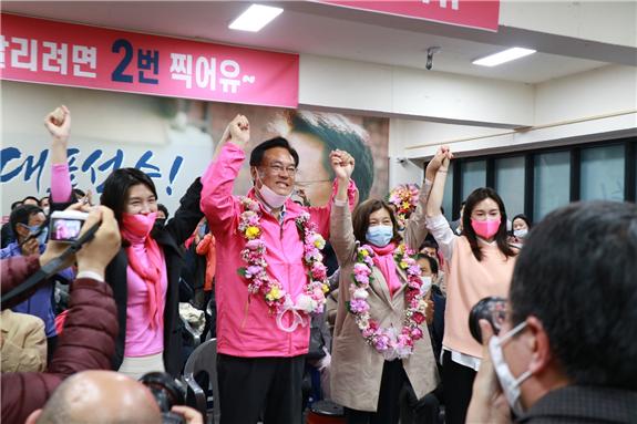 ▲ 15일 치러진 21대 총선에서 공주·부여·청양 지역구에 출마한 미래통합당 정진석 의원이 당선이 확정되자 지지자들로부터 꽃다발을 받고 환하게 웃고 있다. ⓒ정진석 당선인 캠프