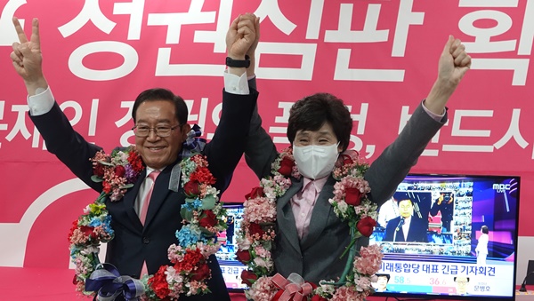 ▲ 이종배 당선자가 부인과 꽃다발을 목에 걸고 만세를 부르고 있다.ⓒ이종배 후보 사무소