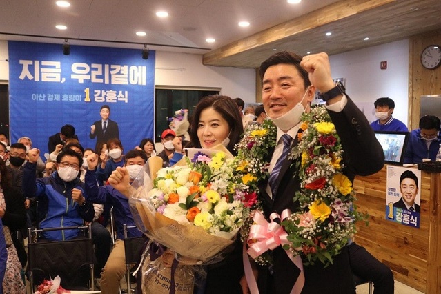 ▲ 충남 아산을 선거구에 출마한 강훈식 당선자가 부인과 함께 지지자들에게 인사를 하고 있다.ⓒ강훈식 당선자 사무실