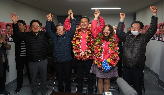 ▲ 강원 홍천‧횡성‧영월‧평창 선거구에 출마한 미래통합당 유상범 당선자가 부인과 함께 지지자들에게 당선 인사를 하고 있다.ⓒ유상범 당선자 사무실