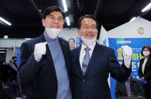 ▲ 제21대 총선 세종을 선거구에 출마한 더불어민주당 강준현 후보가 당선이 확정되자 이춘희 세종시장과 함께 기쁨을 나누고 있다.ⓒ강준현 당선자 캠프