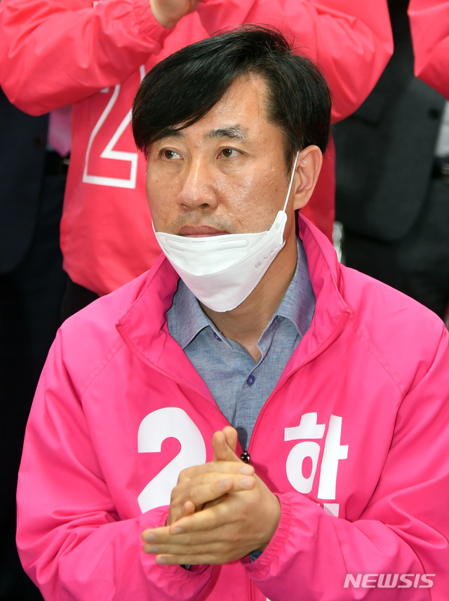 ▲ 제21대 국회의원 선거일인 15일 오후 부산 수영구 미래통합당 부산시당에서 해운대구갑 하태경 후보가 방송사 출구조사 결과가 발표되자 박수치고 있다. ⓒ뉴시스