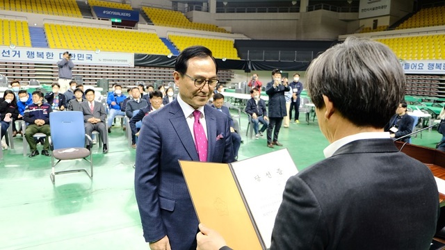 ▲ 21대 총선과 함께 치러진 충남 천안시장 보궐선거에서 미래통합당 박상돈 후보가 시장에 당선됐다. 박 시장이 16일 천안시선거관리위원장으로부터 당선증을 받고 있다.ⓒ박상돈 시장 당선자 사무실