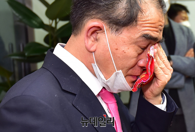 ▲ 당선 확정 후 애국가를 부르다 눈물 짓는 태구민 미래통합당 강남갑 당선자. ⓒ정상윤 기자.