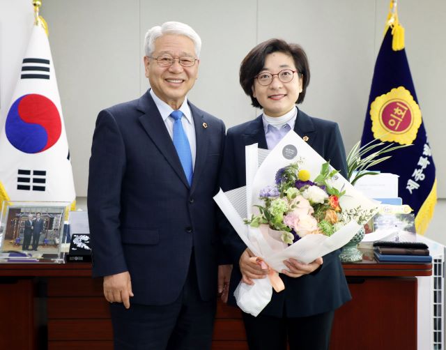 ▲ 지난 15일 21대 총선과 동시 치러진 세종시의회 제9선거구(어진‧도담동) 보궐선거에서 더불어민주당 이순열 후보가 당선된 뒤 서금택 의장과 포즈를 취하고 있다.ⓒ세종시의회