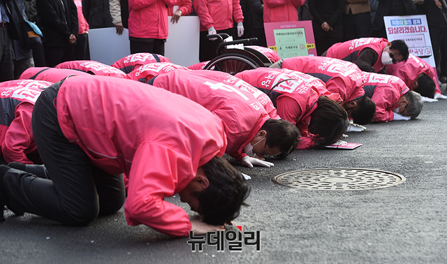 ▲ 원유철 미래한국당 대표와 비례대표 후보들이 지난 12일 오후 서울 종로구 무악현대프라자 앞에서 신발을 벗고 시민들에게 큰절을 하며 지지를 호소하고 있다. ⓒ박성원 기자