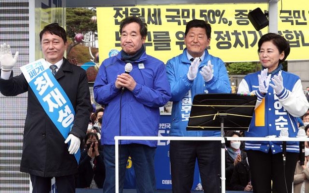 ▲ 이낙연 더불어민주당 상임공동선대위원장이 지난 12일 서울 송파구 잠실새내역 앞에서 유세를 하고 있다.ⓒ연합뉴스