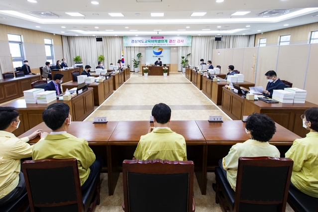 ▲ 경북도의회(의장 장경식)는 16일 배진석·박채아·정세현 도의원을 비롯해 공인회계사, 세무사, 재무관리경험자 등  9명을 결산검사 위원으로 위촉하고 2019회계연도 세임·세입 결산에 대한 검사에 나선다.ⓒ경북도의회