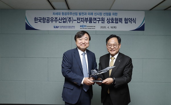 ▲ 안현호 KAI 사장(왼쪽)과 김영삼 KETI 원장이 16일 KAI 서울사무소에서 업무협약 체결 후 기념사진을 찍고 있다. ⓒKAI