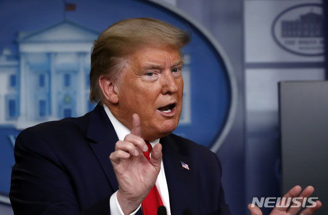 ▲ 도널드 트럼프 미국 대통령은 WHO가 우한코로나 사태에서 얼마나 역할을 했는지 확인을 하기 전까지는 자금지원을 중단한다고 밝혔다. ⓒ뉴시스. 무단전재 및 재배포 금지.