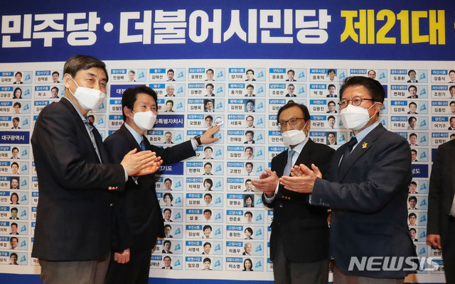 ▲ 더불어민주당 이인영 원내대표가 15일 오후 국회 의원회관에 마련된 제21대 국회의원선거 종합상황판에서 경기도 의정부시갑 오영환 후보의 당선 스티커를 붙이고 있다. 왼쪽부터 더불어시민당 이종걸 선거대책위원장, 더불어민주당 이인영 원내대표, 이해찬 대표, 더불어시민당 우희종 공동상임선대위원장.ⓒ뉴시스