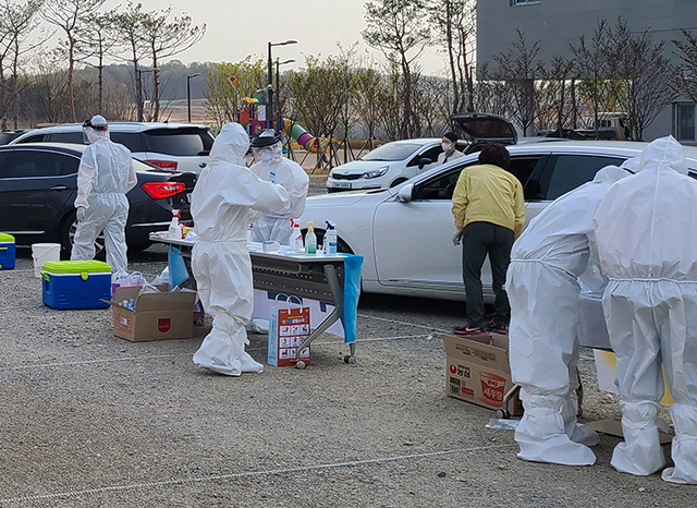 ▲ 안동시는 14일 현장임시선별진료소를 설치하고, 접촉자와 그 관계자 등 주소지를 가리지 않고 전방위적으로 검체 채취에 나섰다.ⓒ안동시