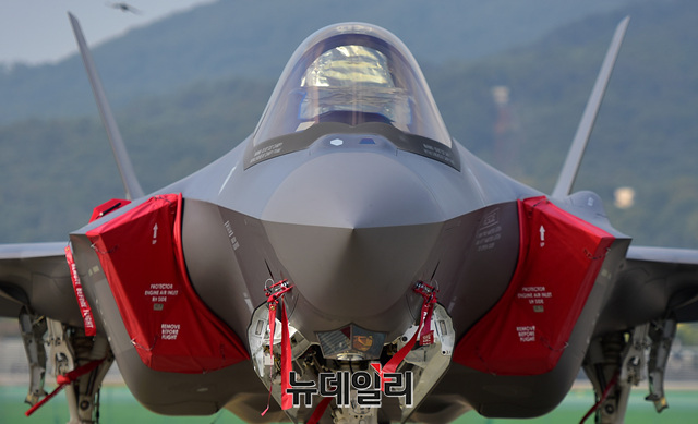 ▲ F-35A 스텔스 전투기. 정부는 지난해말 스텔스 전투기 추가도입 가능성을 내비친 바 있다. 그러나 문재인 정부가 우한코로나로 경제적 어려움을 겪는 국민에게 줄 긴급재난지원금 마련 명목으로 올해 국방예산 가운데 9047억원을 삭감하기로 했다. F-35 스텔스 전투기 도입 관련 예산이 포함된 것으로 알려졌다.ⓒ정상윤 기자