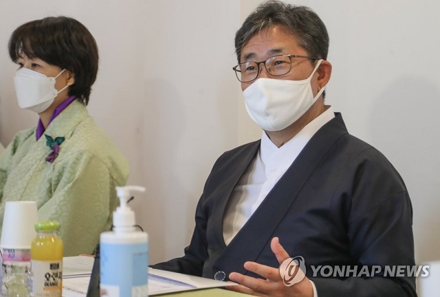 ▲ 박양우 문화체육관광부 장관이 지난 2일 오후 서울 종로구 인사동의 한 한복 매장에서 열린 코로나19 피해 한복업계 현장간담회에서 인사말을 하고 있다. ⓒ연합뉴스