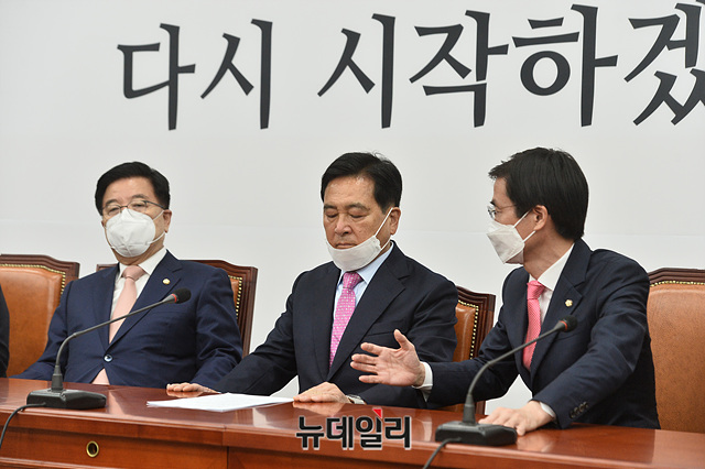 ▲ 심재철 미래통합당 대표권한대행과 조경태 최고위원이 17일 오전 국회에서 열린 중앙선거대책위원회 해단식에서 대화를 나누고 있다. ⓒ박성원 기자