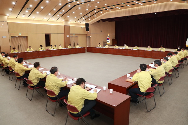 ▲ 예천군은 17일 김학동 군수를 포함한 간부공무원, 읍·면장이 참여한 확대 간부회의를 개최했다.ⓒ예천군