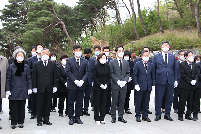 ▲ 김정재·김병욱 당선인은 17일 충혼탑 참배로 당선자의 공식일정을 시작했다.ⓒ김정재 의원실