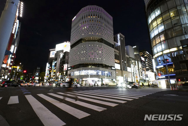 지난 7일 밤 촬영한 일본 도쿄 번화가 긴자 거리. 이제 일본 전역에서 이런 텅 빈 거리를 보게 됐다. ⓒ뉴시스 AP. 무단전재 및 재배포 금지.
