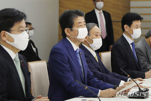 우한코로나로 인한 긴급사태 선언지역을 확대한다고 밝힌 아베 신조 일본 총리. ⓒ뉴시스. 무단전재 및 재배포 금지.