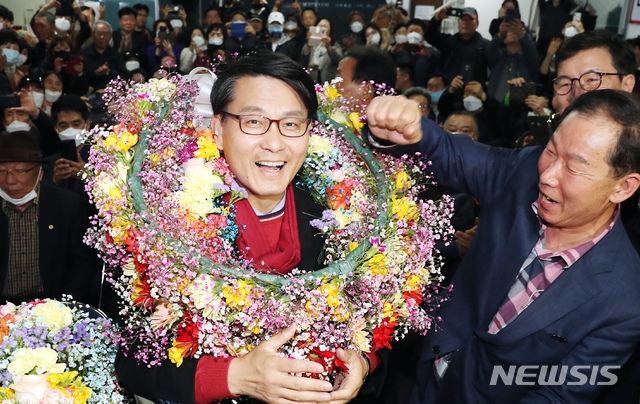 ▲ 제21대 국회의원 선거 인천 동구·미추홀구을에 출마한 윤상현 무소속 후보가 지난 16일 새벽 인천 미추홀구 캠프 사무실에서 당선이 확정되자 지지자들의 환호를 받으며 웃고 있다. ⓒ뉴시스