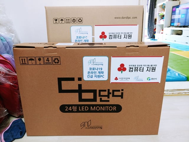 ▲ ㈜스마트인디지털은 스마트기기의 보급률이 떨어지는 지역 내 정보화 소외계층 가정에 긴급 PC 지원을 진행했다.ⓒ경산시