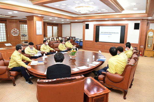 ▲ 김천시(시장 김충섭)는 4월 17일 2층 접견실에서 김천시 시설관리공단 설립 타당성 검토 용역 중간요약보고회를 개최했다.ⓒ김천시
