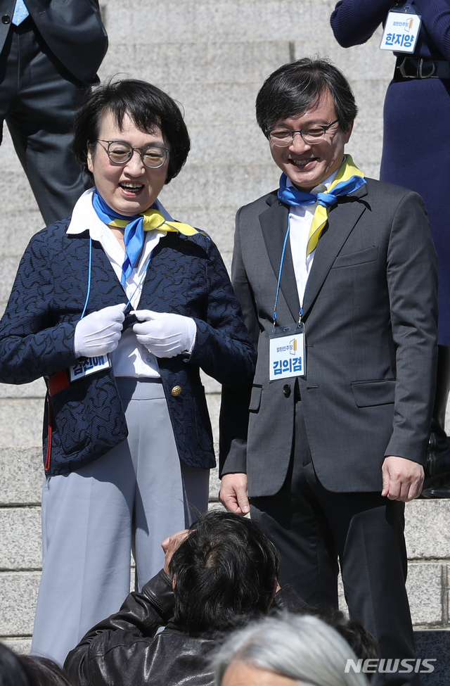 ▲ 친문 지지자들이 열린민주당 비례대표 후보 1번인 김진애 전 의원을 향해 사퇴를 요구하고 있다. ⓒ뉴시스