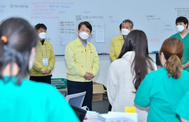 ▲ 경주 현대자동차연수원을 방문한 권영진 대구시장이 관계자들을 만나고 있다. ⓒ대구시