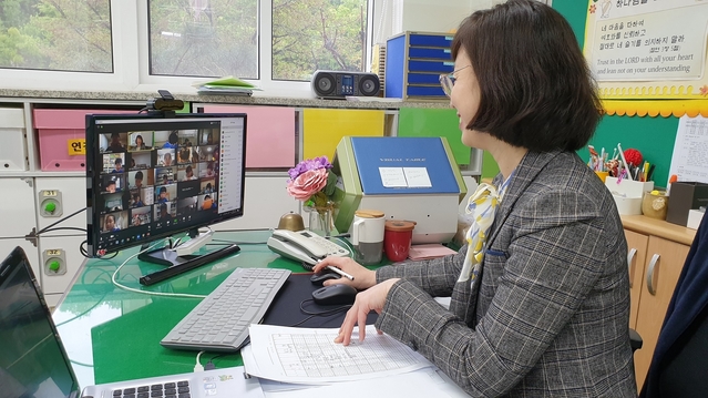 ▲ 영신초등학교(교장 서순덕)는 온라인 개학 방침이 따라 쌍방향 수업과 콘텐츠 활용 수업을 진행하고 있다.ⓒ영신초