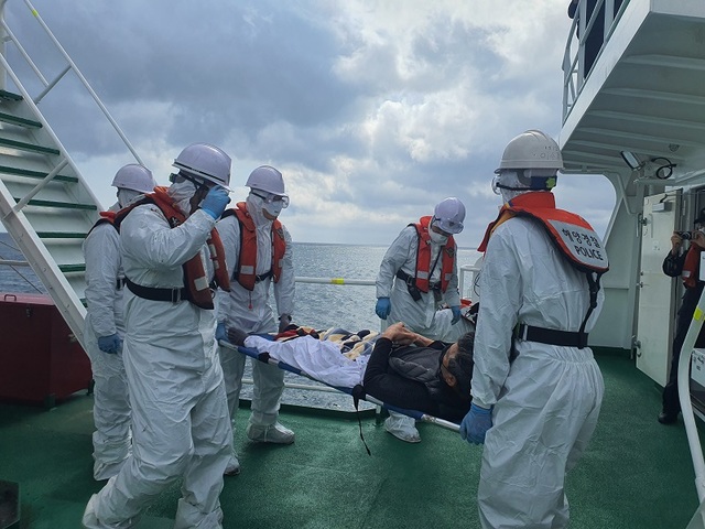 동해해양경찰서가 18일 동해해상에 풍랑특보가 발효 중인 가운데 울릉도 응급환자 2명을 긴급 이송했다.ⓒ동해해경