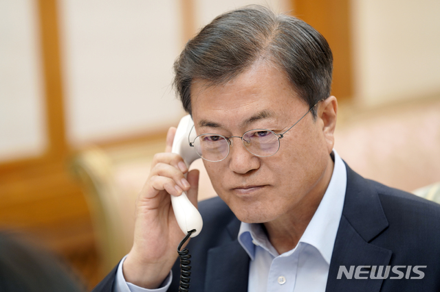 ▲ 문재인 대통령이 18일 오후 청와대 관저에서 도널드 트럼프 미국 대통령과 통화하고 있다.(사진=청와대 제공) ⓒ뉴시스