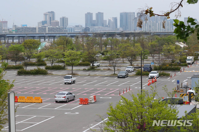 ▲ 사회적 거리두기 실천에 텅 빈 한강주차장 모습이다. ⓒ뉴시스
