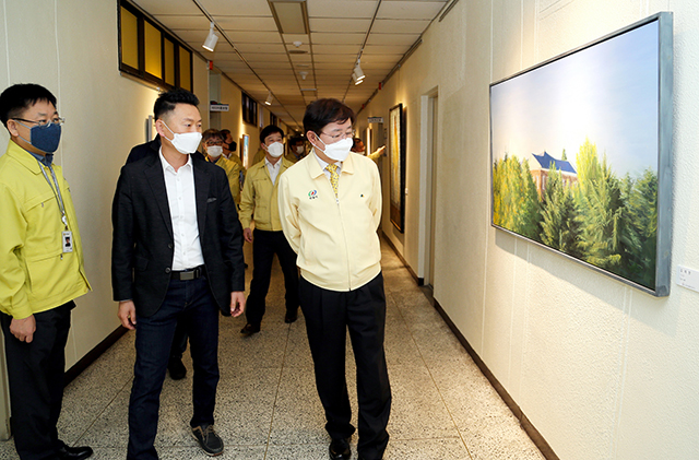 ▲ 안동시는 첟사복도를 아트갤러리로 연출했다.ⓒ안동시