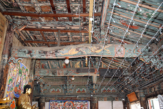 ▲ 국가지정문화재 보물로 지정예고된 봉황사 대웅전 내부단청.ⓒ안동시