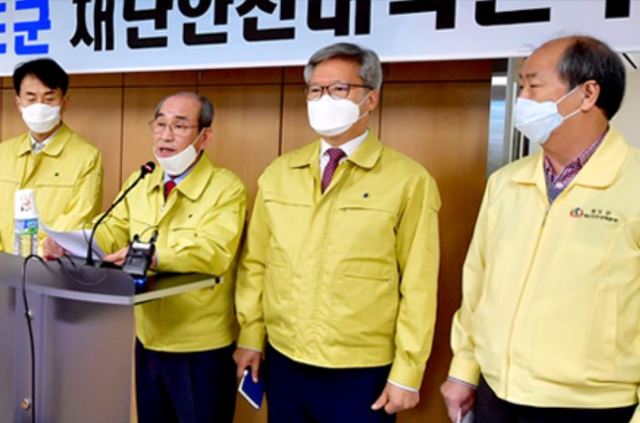 ▲ 청도군(군수 이승율)은 코로나19로 힘든 관내 소상공인을 위해 소상공인 점포 재개장 지원사업 및 경제회복비 지원사업신청 접수를 읍·면사무소에서 시작한다. 왼쪽 두번째가 이승율 군수.ⓒ청도군