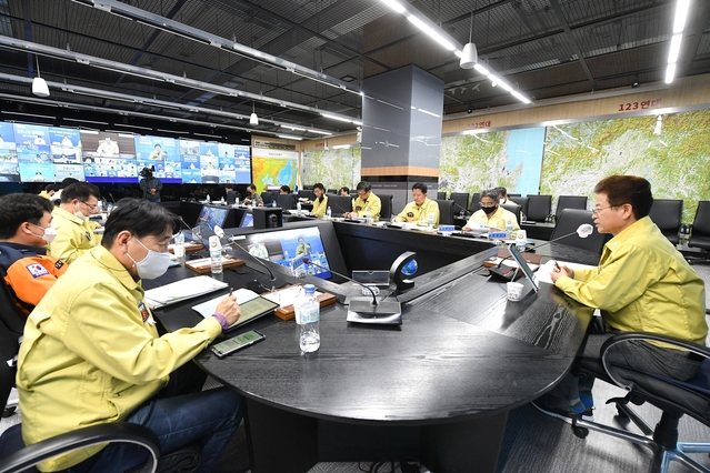 ▲ 이철우 지사는 19일 오후 중앙재난안전대책본부 영상회의를 통해 정세균 국무총리에게 코로나19 조기 극복과 지역경제 활성화를 위한 분야별제도 개선을 건의했다.ⓒ경북도