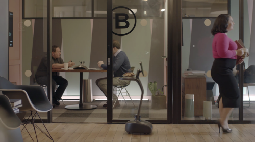 ▲ 안내로봇이 짐을 나르고 있는 모습. ⓒ 삼성물산