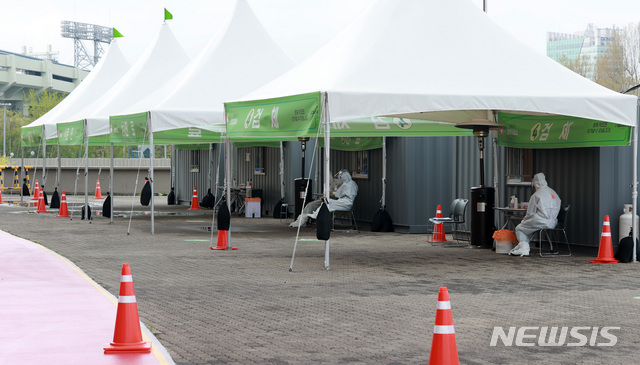 ▲ 최근들어 한가해진 서울 송파구 올림픽주경기장 인근에 마련된 드라이브 스루 선별진료소 모습이다. ⓒ뉴시스