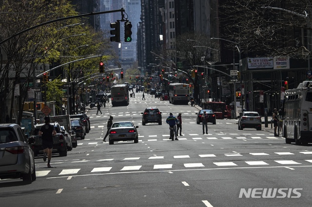 ▲ 개인 보호 장비를 착용한 미국 뉴욕주민들이 거리와 공원에 나오고 있다. ⓒ뉴시스