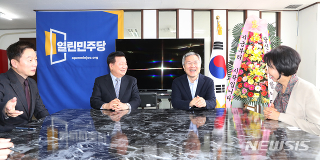 ▲ 열린민주당 이근식 대표와 정봉주, 손혜원 최고위원, 최강욱 국회의원 당선자(비례대표)가 20일 서울 여의도 당사에서 현 지도부 마지막 최고위원회의를 하고 있다. 최강욱 전 청와대 대변인은 이번 회의에서 새 지도부 전당대회 전까지 당을 이끌 비상대책위원회 위원장에 임명됐다. ⓒ