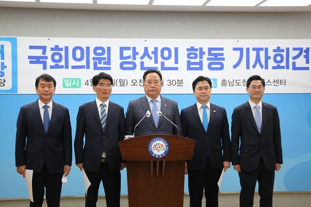 ▲ 지난 15일 치러진 21대 총선에서 당선된 충남지역 더불어민주당 소속 당선자들이 20일 기자회견을 갖고 더 낮은 자세로 코로나19 재건 등에 최선의 노력을 다하겠다고 약속했다. 이날 기자회견에는 어기구(당진)·문진석(천안시갑)·박완주(천안시을)·이정문(천안시병)·김종민(논산‧계룡‧금산) 당선인이 참석했다.ⓒ충남도