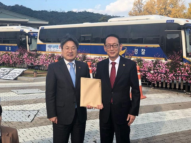 ▲ 김도읍 미래통합당 의원이 지난해 11월 11일 서울 청와대앞에서 강기정 청와대 정무수석에게 민부론, 민평론 책자를 전달하고 있다. ⓒ뉴시스