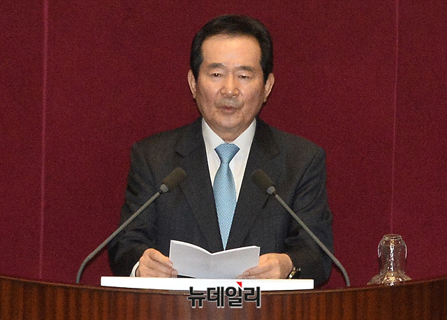 ▲ 정세균 국무총리가 20일 오후 서울 국회 본회의장에서 열린 본희의에서 '코로나19(중국 우한 폐렴)' 사태 긴급재난지원금 지급을 위한 추가경정예산안 편성과 관련해 시정연설을 하고 있다.
ⓒ박성원 기자