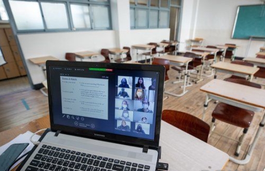 ▲ 초등학교 1∼3학년이 20일 3차 온라인 개학에 마지막으로 합류하면서 전국 초·중·고교 학생 540만여명이 일제히 원격수업에 참여했다. ⓒ경주시