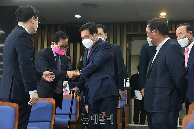 ▲ 심재철 미래통합당 대표권한대행이 20일 오후 국회에서 열린 통합당 의원총회에 입장하고 있다. 의원총회는 비공개로 진행됐다. ⓒ박성원 기자