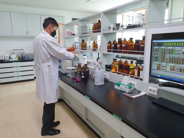 ▲ 김천시(시장 김충섭)는 맑고 깨끗한 수돗물 생산을 위해 일일수질검사 및 주간수질검사 등 가정수도전 수질검사를 실시하고 있다.ⓒ김천시