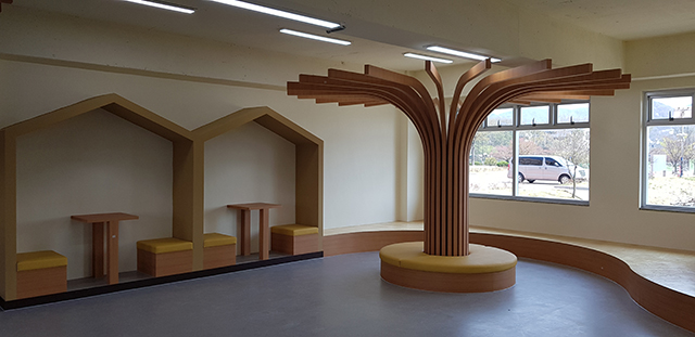 ▲ 학교공간혁신사업으로 추진된 지난해 군위고 복도를 활용한 휴게 공간 조성 모습.ⓒ경북교육청